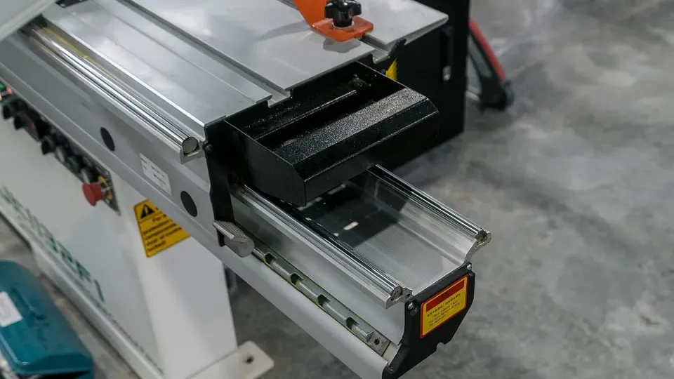 MJ1132F — construcția mesei mobile glisante