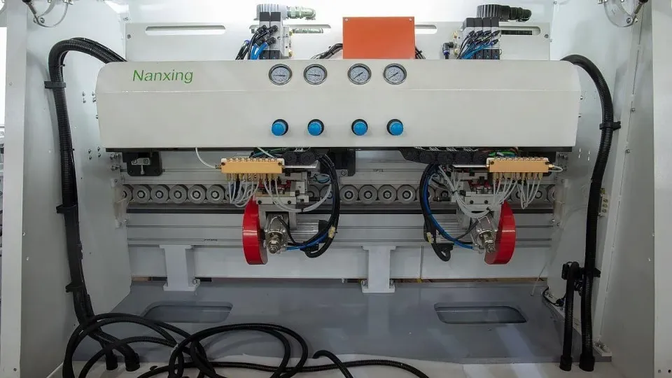 Mașină de aplicat cant softforming 45 grade NB380E Nanxing — vedere de ansamblu