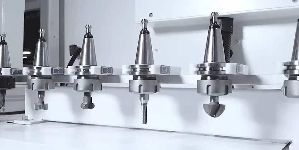 NCB2808M — magazie automată de scule cu burghie și freze montate