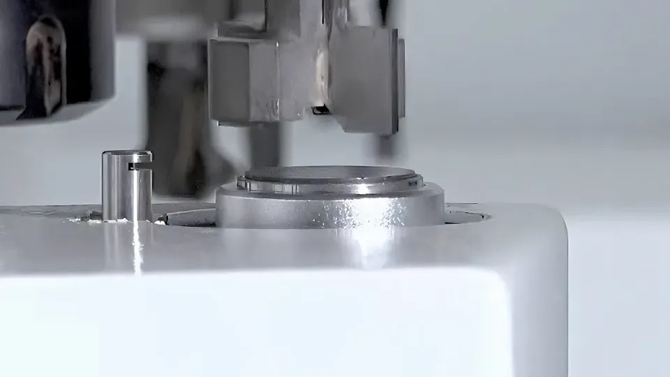 NCB2808M — detaliu poziționare și fixare piesă pe masa de lucru
