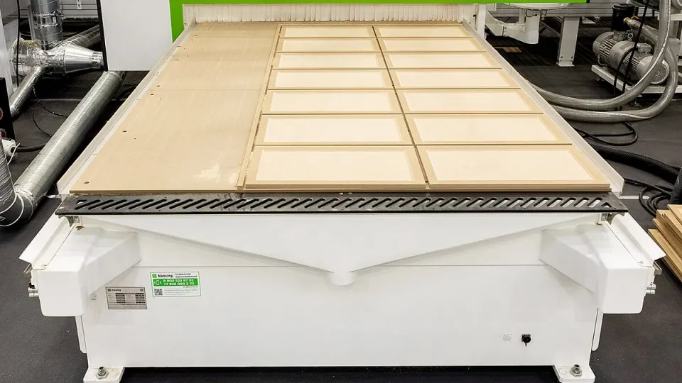 NCG3021E — masă de lucru cu secțiuni vacuum și panouri PAL fixate
