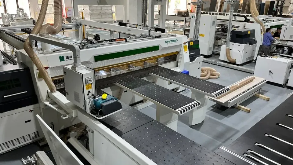 Circular de tăiat în pachet cu twin pusher și masă lift NPL380D Nanxing — vedere de ansamblu