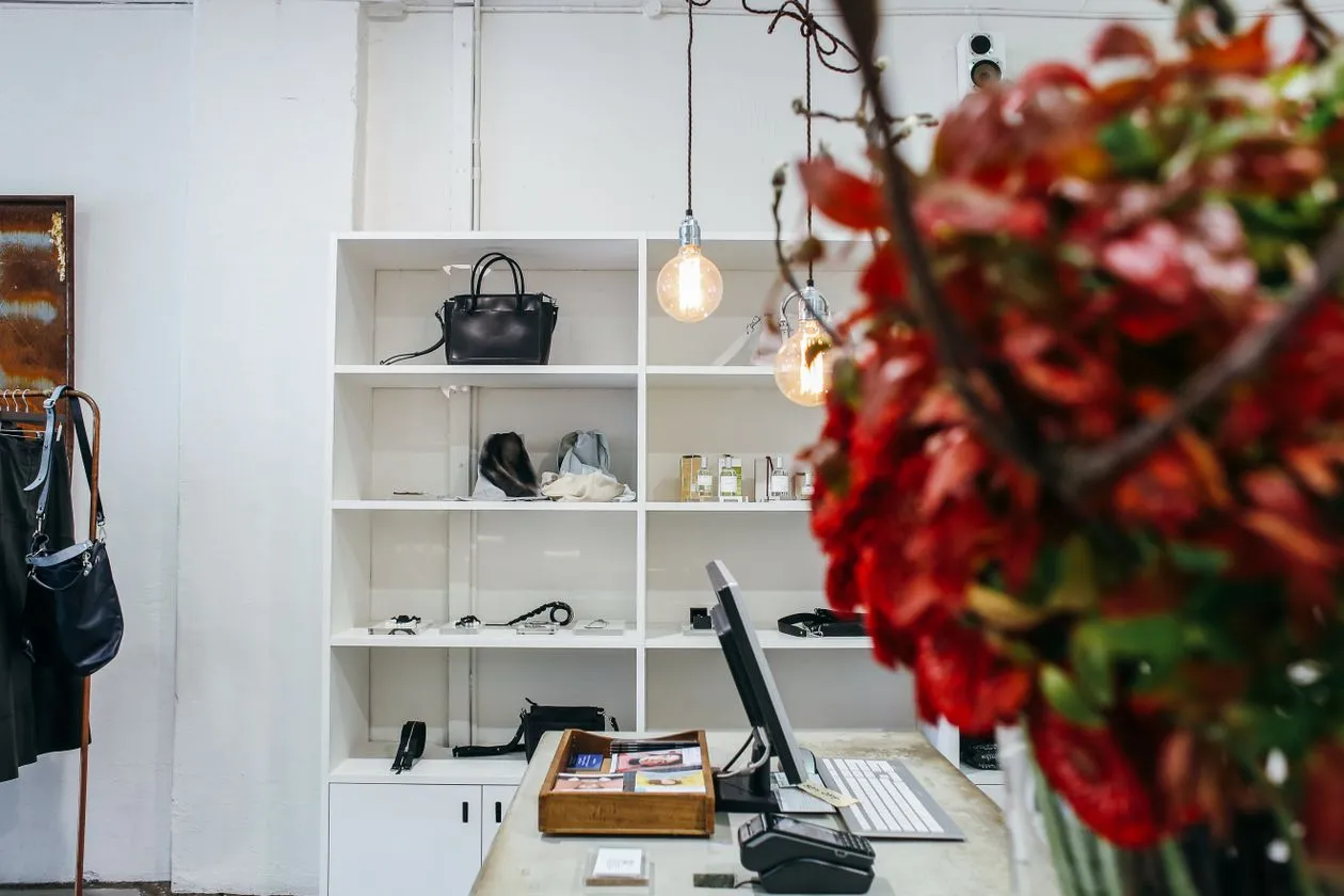 Utilaje pentru mobilier comercial