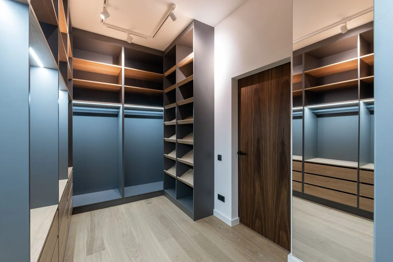 Dressing modern cu rafturi și sisteme de organizare din PAL